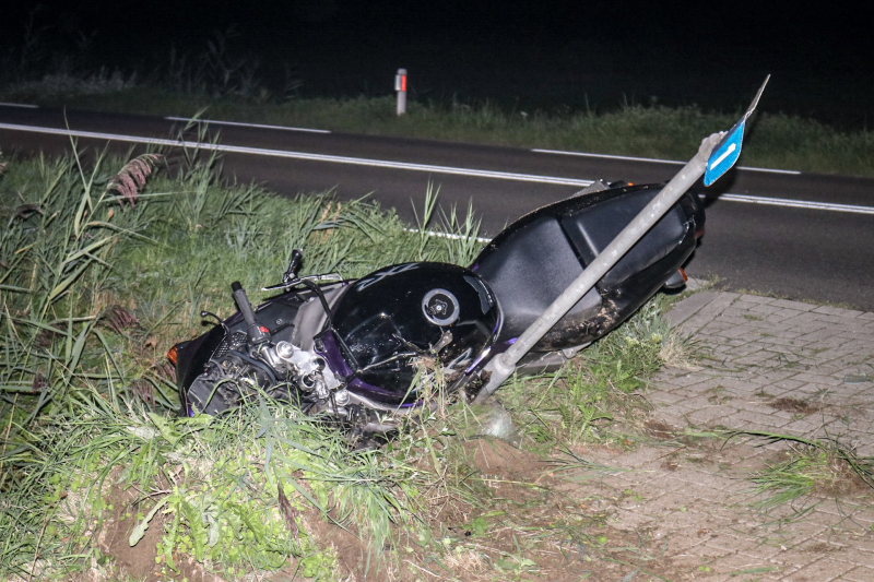 Motorrijder vliegt uit de bocht en raakt zwaargewond