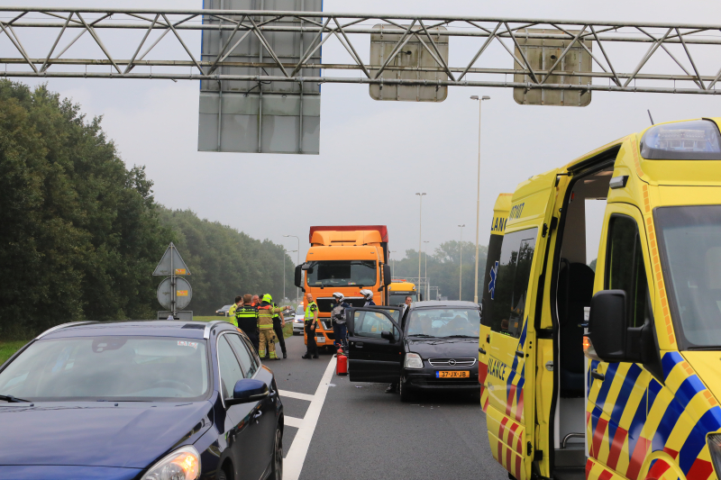 Snelweg dicht na ongeval met meerdere voertuigen