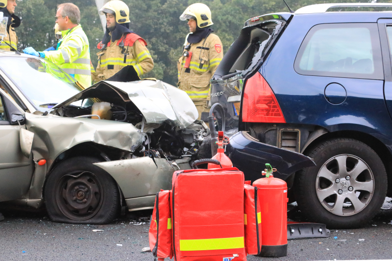 Snelweg dicht na ongeval met meerdere voertuigen