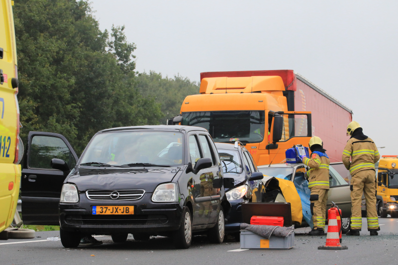 Snelweg dicht na ongeval met meerdere voertuigen