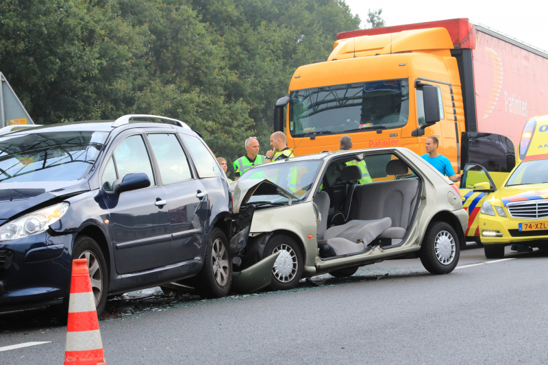Snelweg dicht na ongeval met meerdere voertuigen