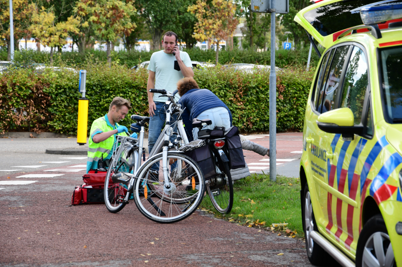 Fietsster gewond na aanrijding met vuilniswagen