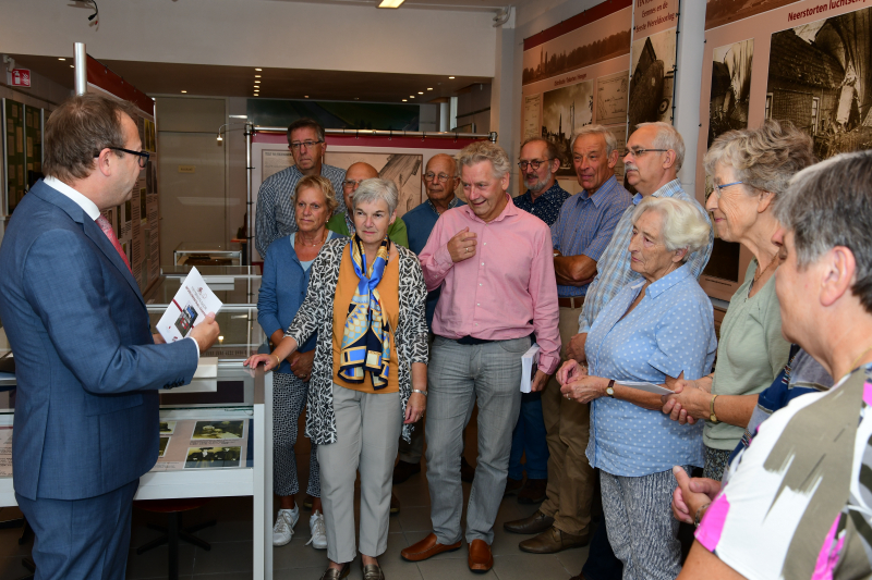 Burgemeester ontvangt eerste exemplaar nieuwe fietsroutekaart