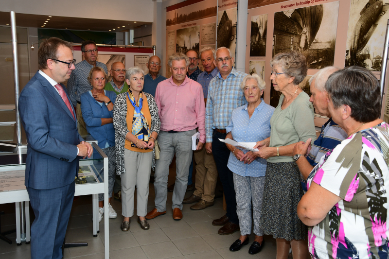 Burgemeester ontvangt eerste exemplaar nieuwe fietsroutekaart
