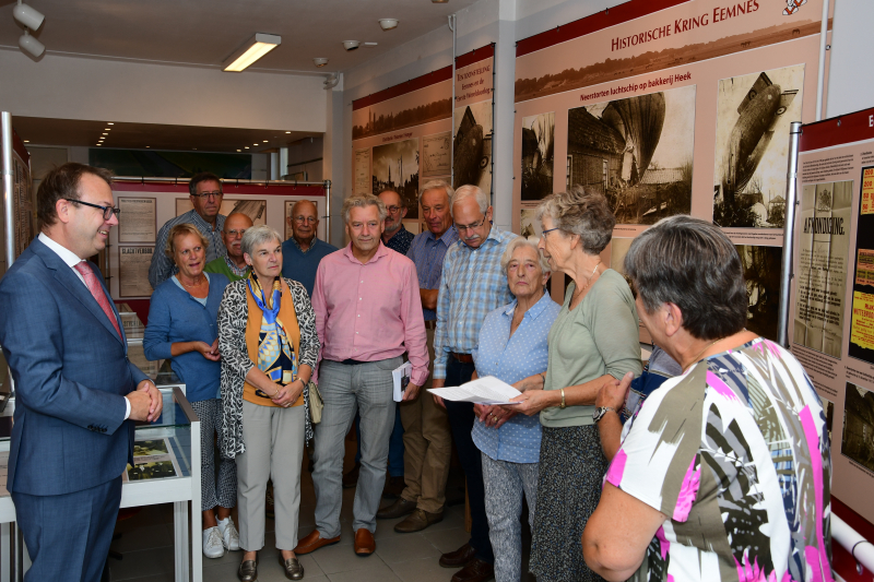 Burgemeester ontvangt eerste exemplaar nieuwe fietsroutekaart