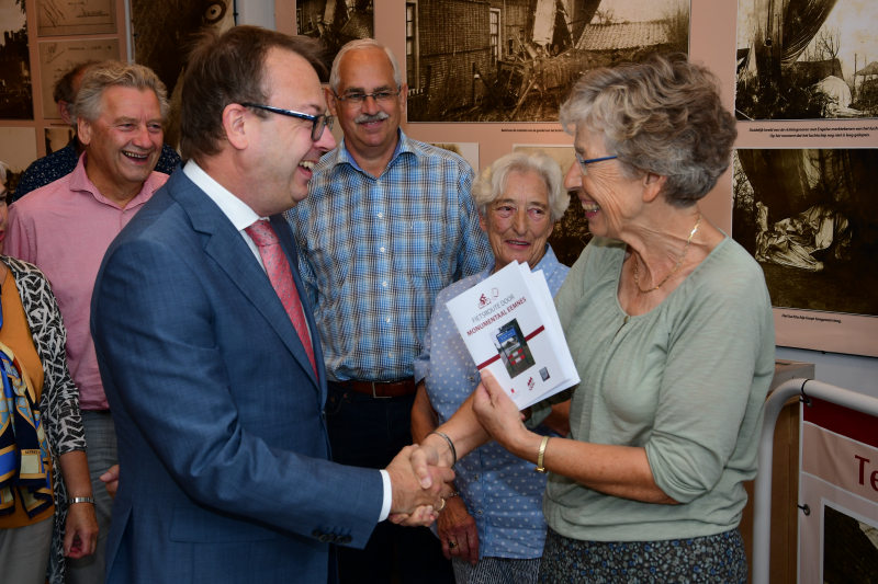 Burgemeester ontvangt eerste exemplaar nieuwe fietsroutekaart