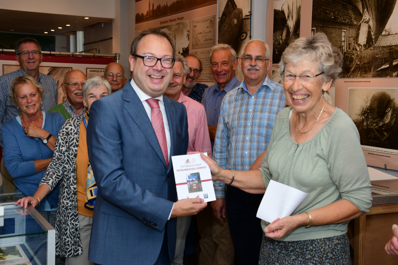 Burgemeester ontvangt eerste exemplaar nieuwe fietsroutekaart