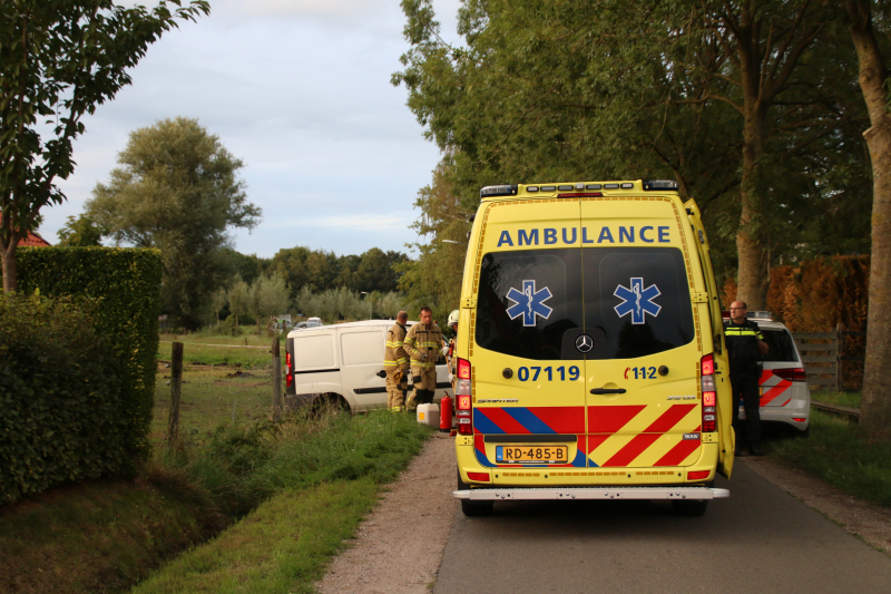 Bestuurder mist bocht en botst tegen boom