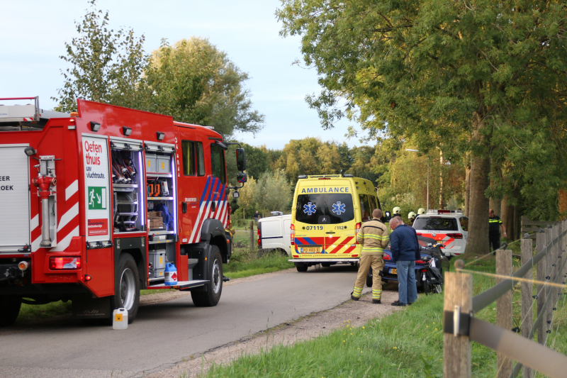Bestuurder mist bocht en botst tegen boom