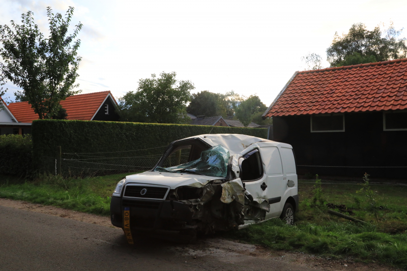 Bestuurder mist bocht en botst tegen boom