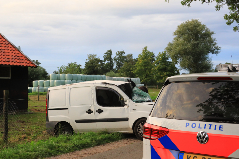 Bestuurder mist bocht en botst tegen boom