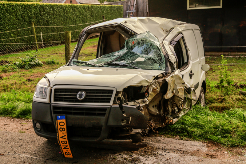 Bestuurder mist bocht en botst tegen boom