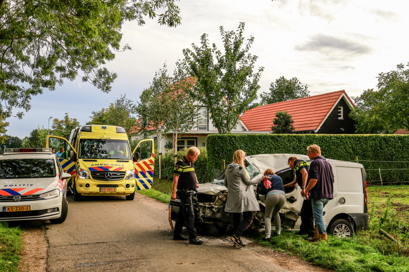 Bestuurder mist bocht en botst tegen boom