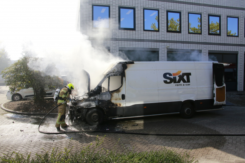Bestelbus vol met pakketten in vlammen