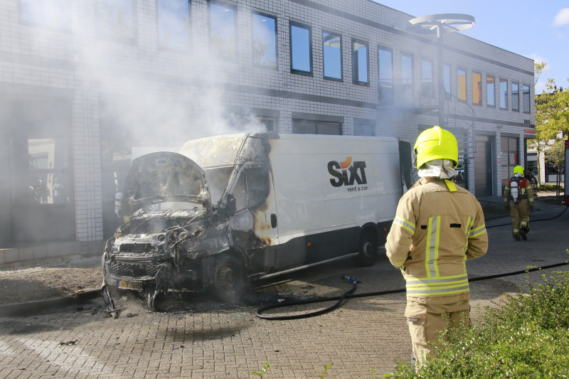 Bestelbus vol met pakketten in vlammen