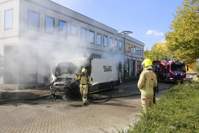 Bestelbus vol met pakketten in vlammen