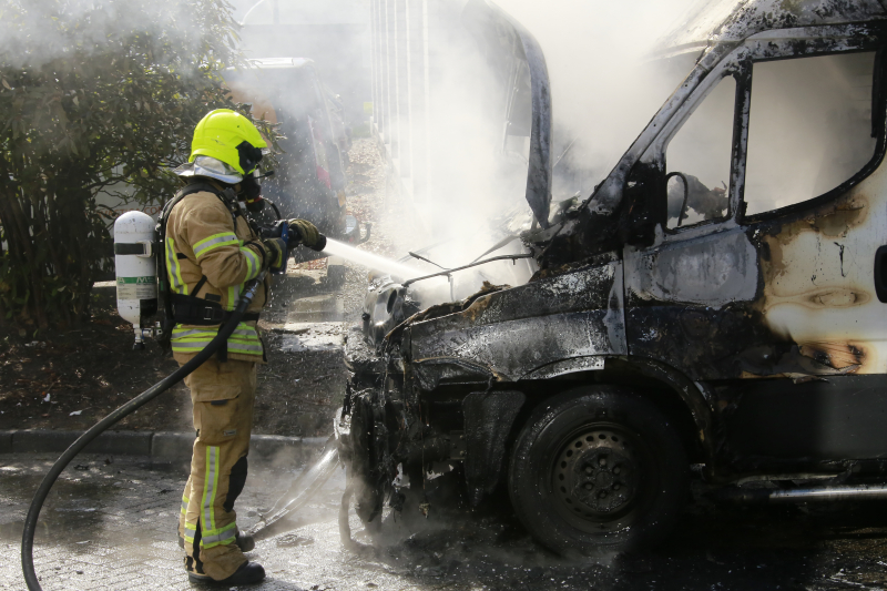 Bestelbus vol met pakketten in vlammen
