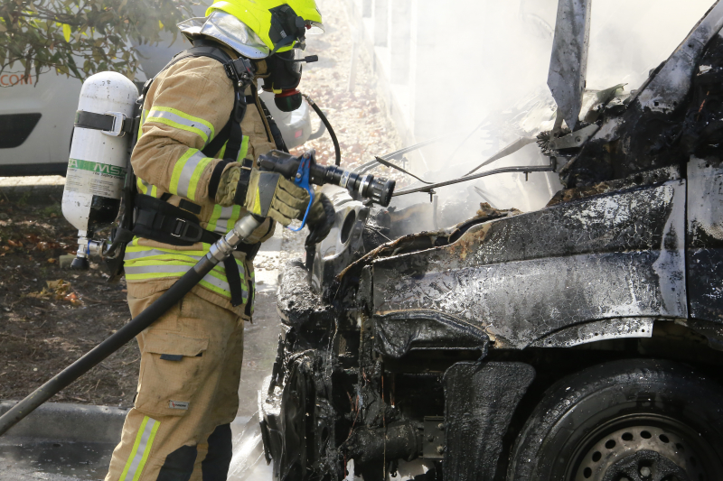 Bestelbus vol met pakketten in vlammen