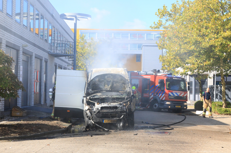 Bestelbus vol met pakketten in vlammen