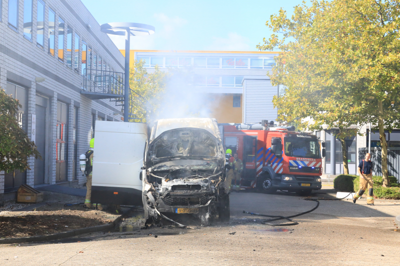 Bestelbus vol met pakketten in vlammen