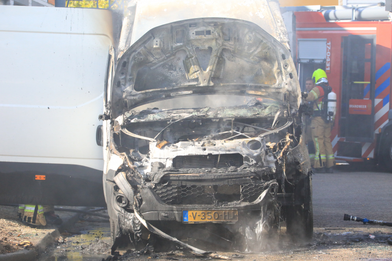 Bestelbus vol met pakketten in vlammen