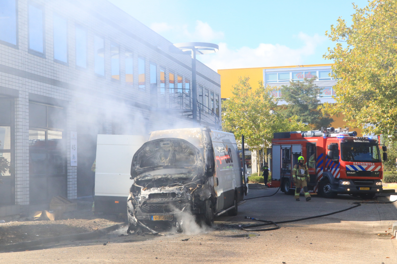 Bestelbus vol met pakketten in vlammen