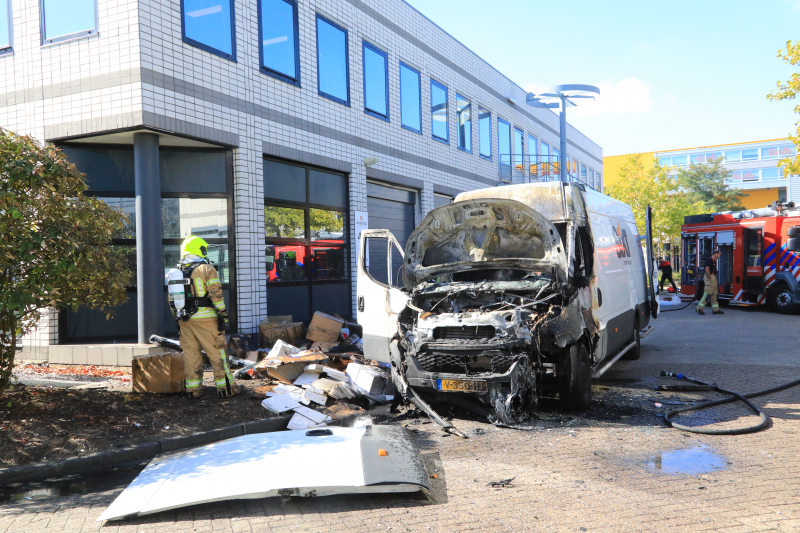 Bestelbus vol met pakketten in vlammen