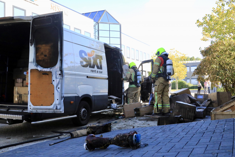 Bestelbus vol met pakketten in vlammen