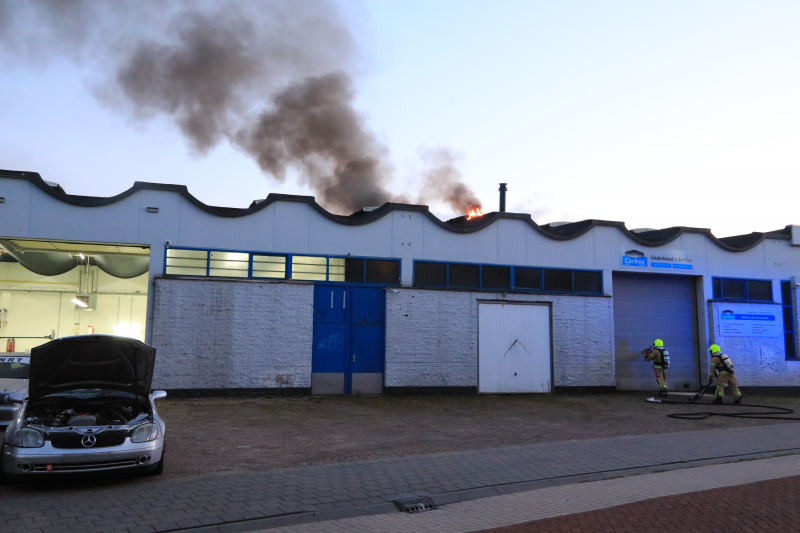 Uitslaande brand bij garagebedrijf