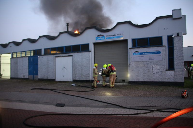 Uitslaande brand bij garagebedrijf