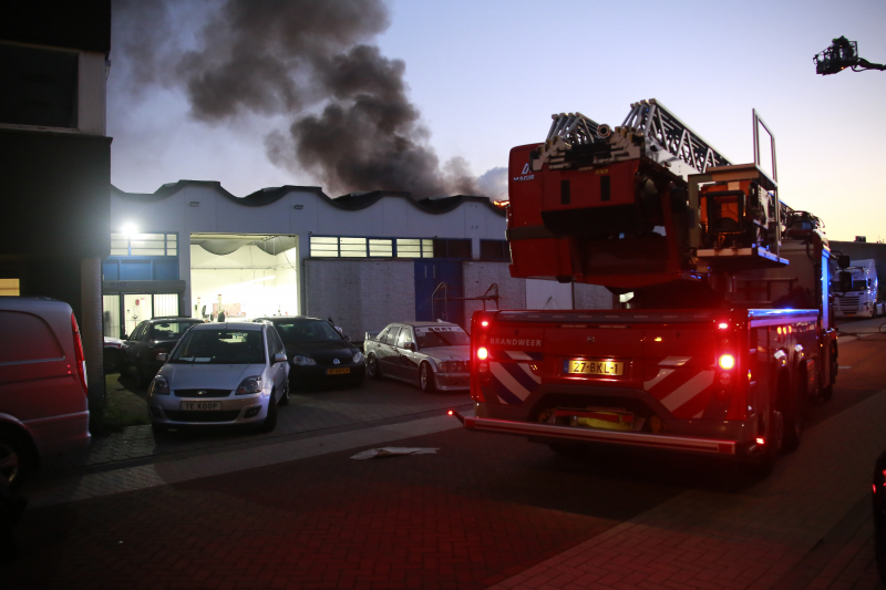 Uitslaande brand bij garagebedrijf