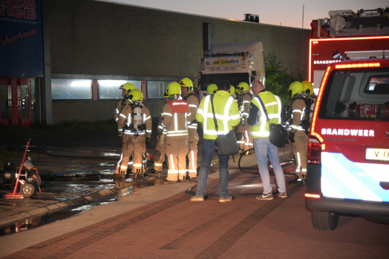 Uitslaande brand bij garagebedrijf