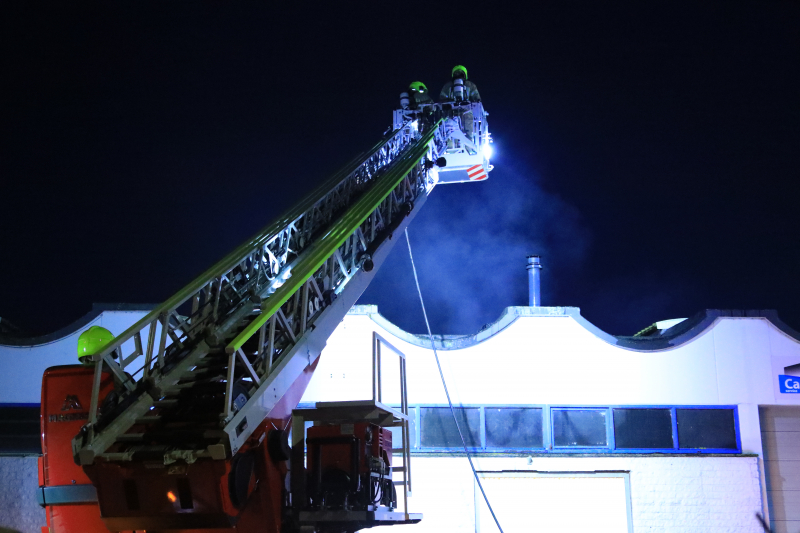 Uitslaande brand bij garagebedrijf