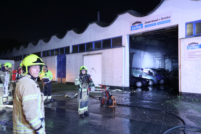 Uitslaande brand bij garagebedrijf