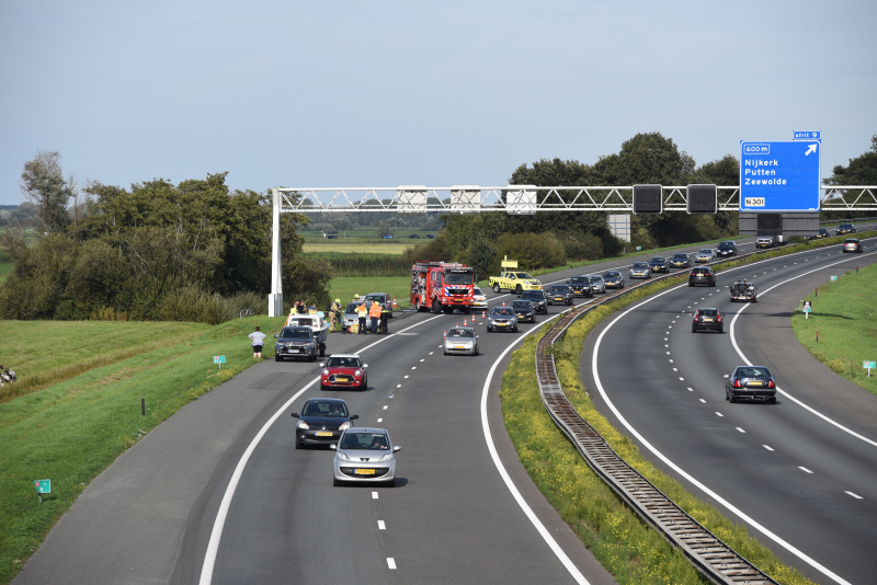 Rijstrook afgesloten door autobrand