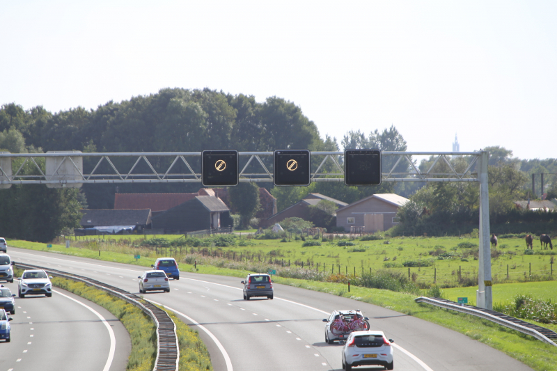 Rijstrook afgesloten door autobrand