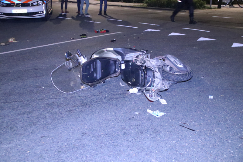 Bestuurder met snorscooter aangereden op kruising