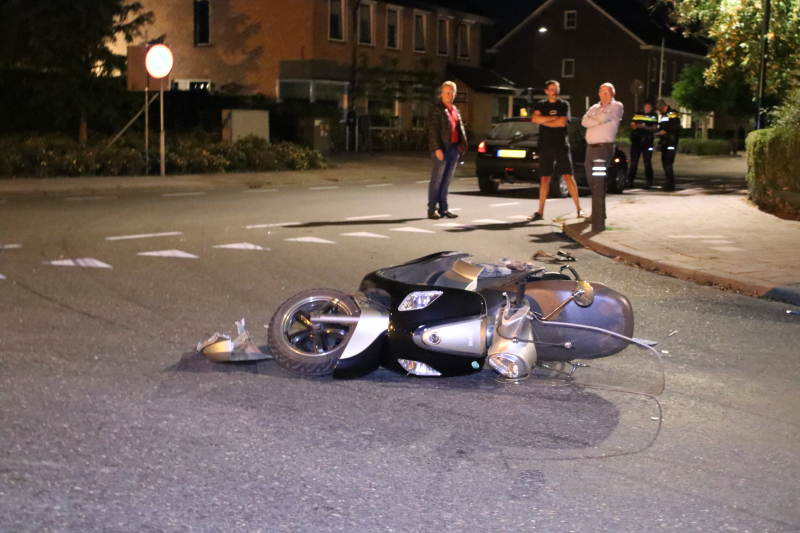 Bestuurder met snorscooter aangereden op kruising