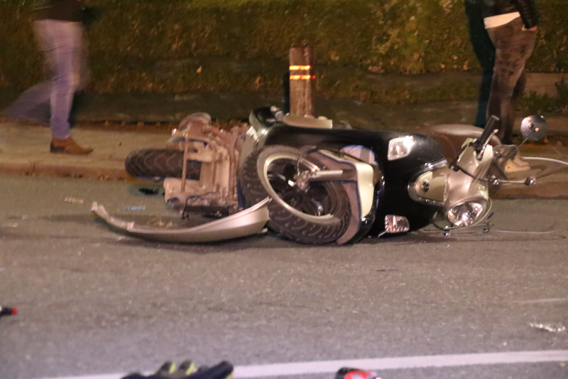 Bestuurder met snorscooter aangereden op kruising