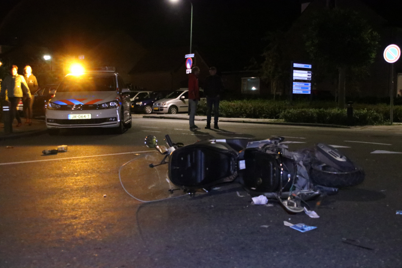 Bestuurder met snorscooter aangereden op kruising