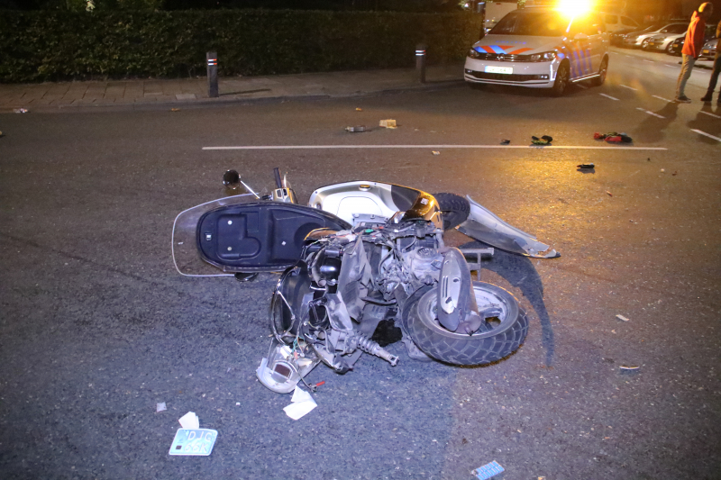 Bestuurder met snorscooter aangereden op kruising