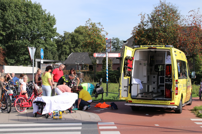 Overstekende fietser aangereden door auto op ovatonde