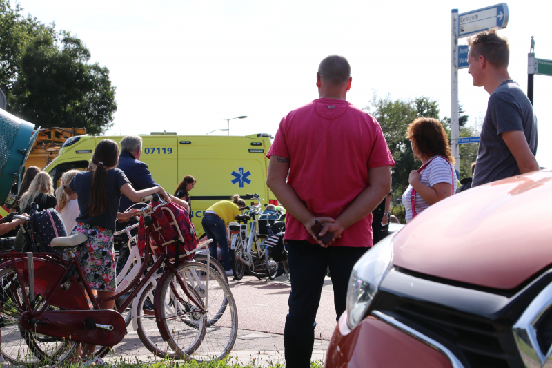 Overstekende fietser aangereden door auto op ovatonde