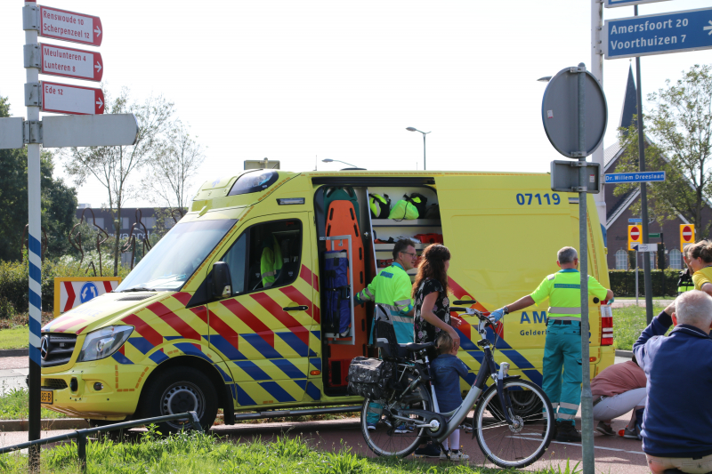Overstekende fietser aangereden door auto op ovatonde