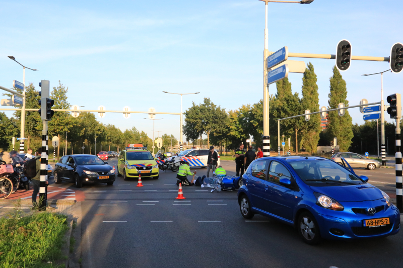 Overstekende brommer aangereden