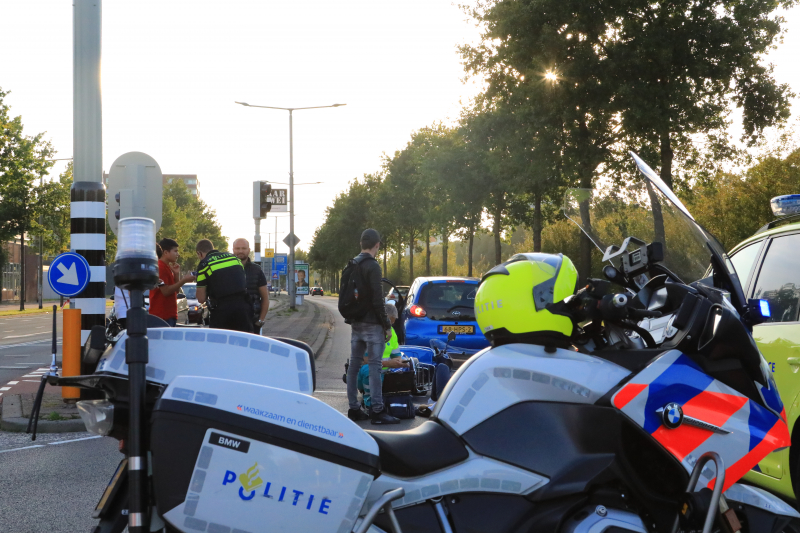 Overstekende brommer aangereden