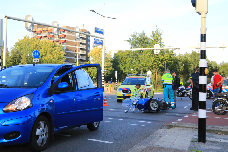 Overstekende brommer aangereden