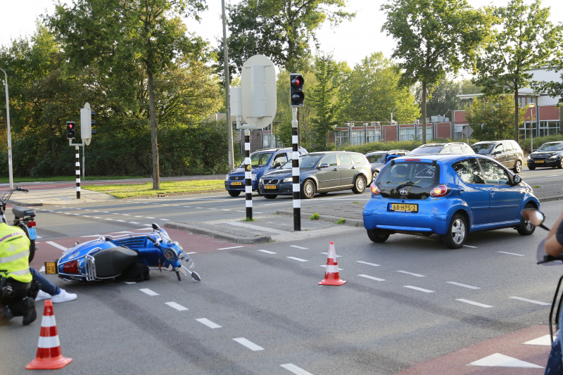 Overstekende brommer aangereden