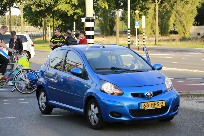 Overstekende brommer aangereden