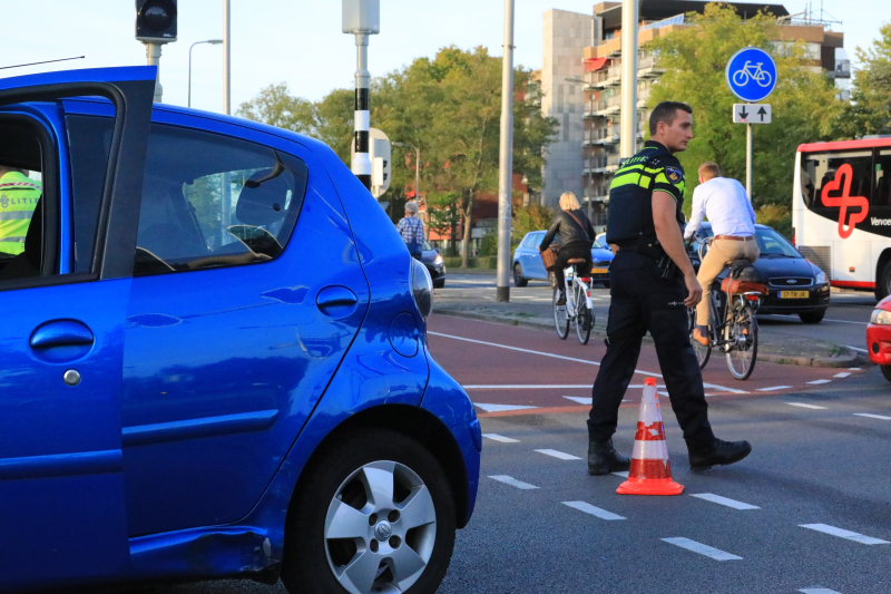 Overstekende brommer aangereden